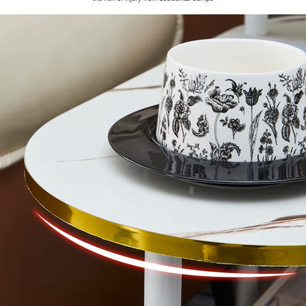 Tavolino da Caffè Moderno a 3 Ripiani con Ruote – Design Effetto Marmo con Struttura in Metallo Dorato, Ideale per Salotto e Soggiorno