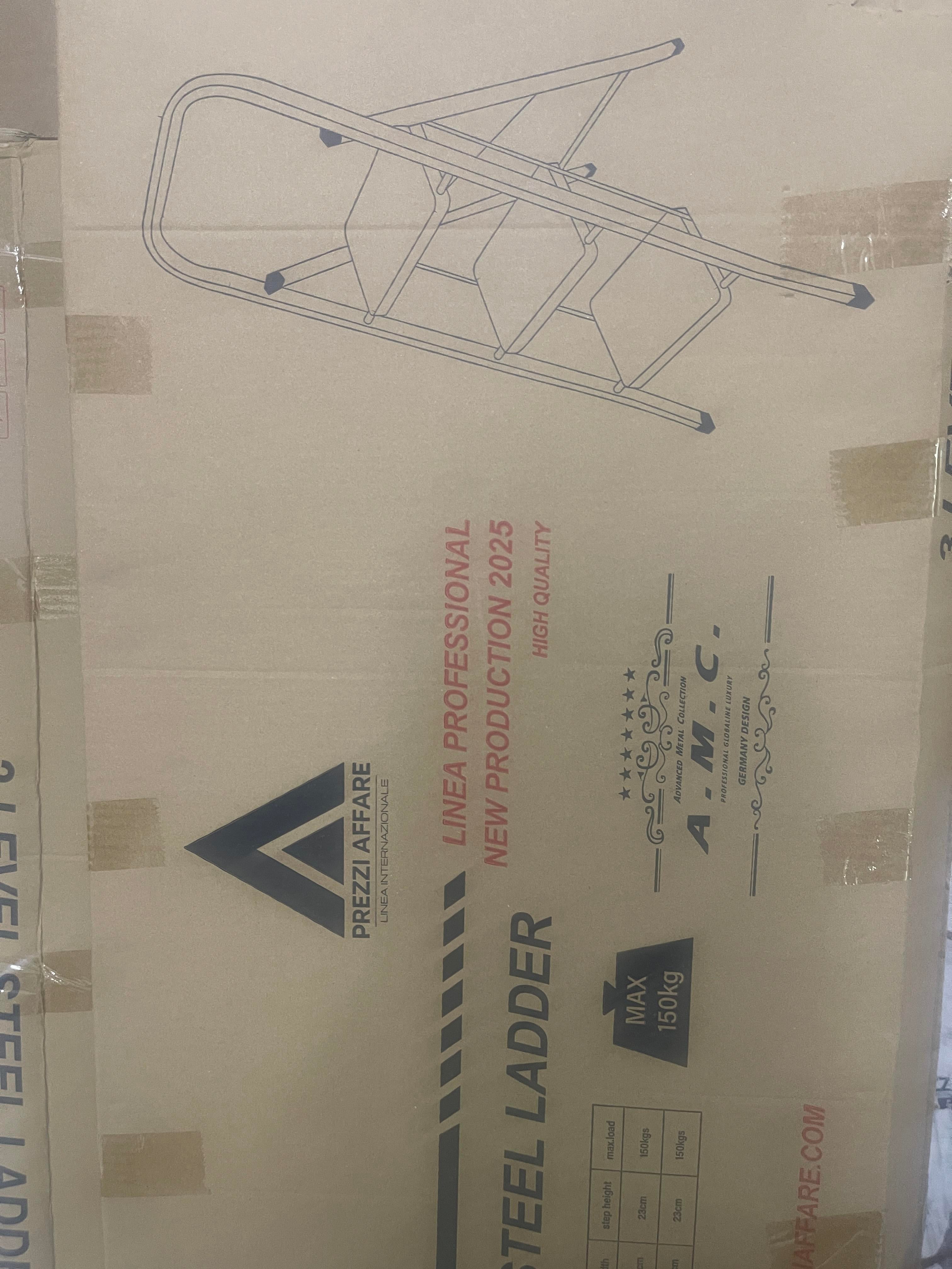 Scala Scaletta Pieghevole Quadrata Salvaspazio con Gradini Antiscivolo e Maniglione di Sicurezza Sgabello Struttura in Acciaio e Rivestimento in Gomma Portata massima 150kg